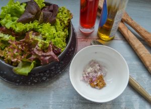 Salatdressing und Blattsalat