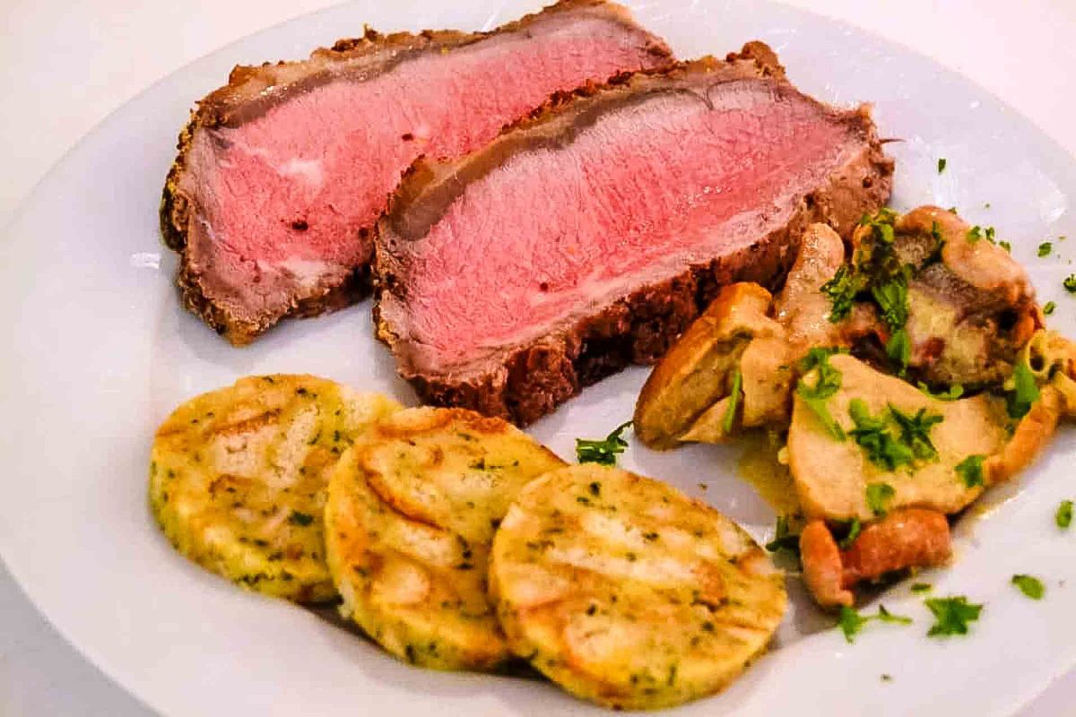 Saftiges Roastbeef Kernthemperatur rosa gebraten mit Knödel und Steinpilzen