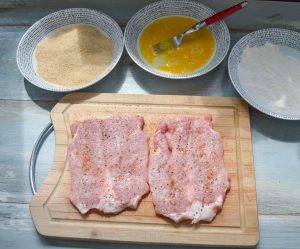 Schnitzel panieren