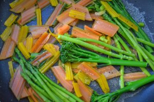 Spargel, Broccoli und Mangold braten
