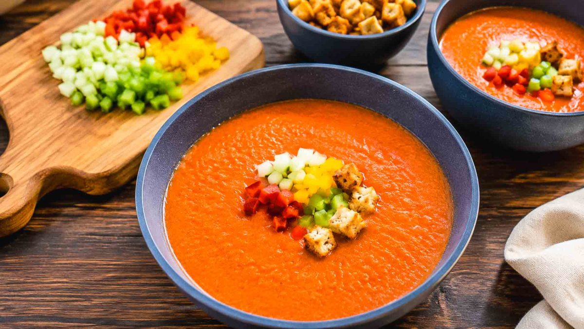 Sommerliche spanische kalte Gazpacho Suppe mit Gemüse 