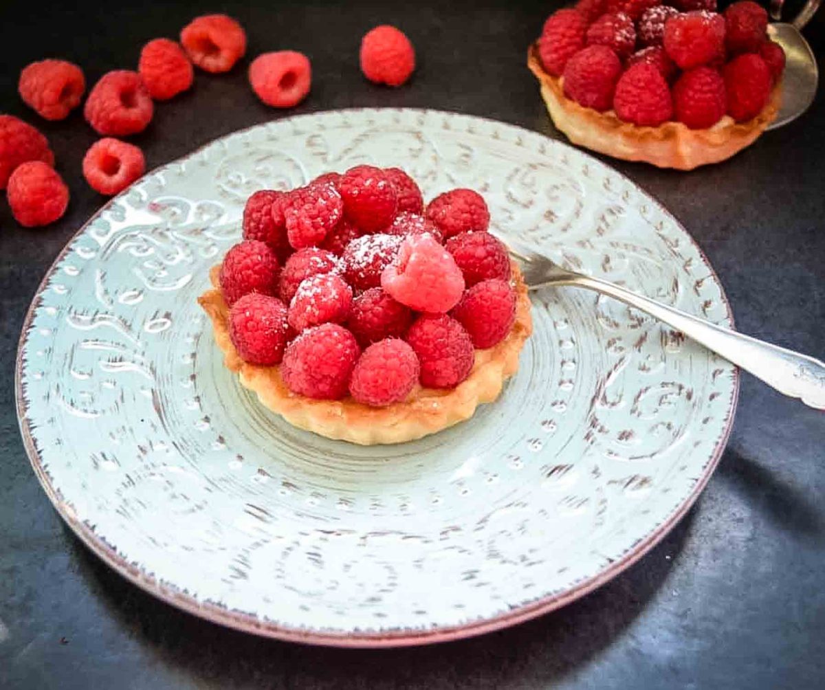 Himbeer Tartelettes mit Vanillecreme und Mürbeteigboden