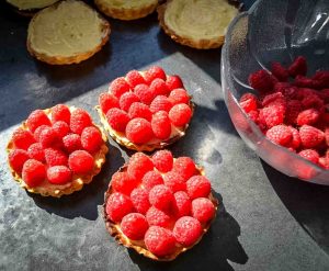 Tartelettes mit Himbeeren belegen