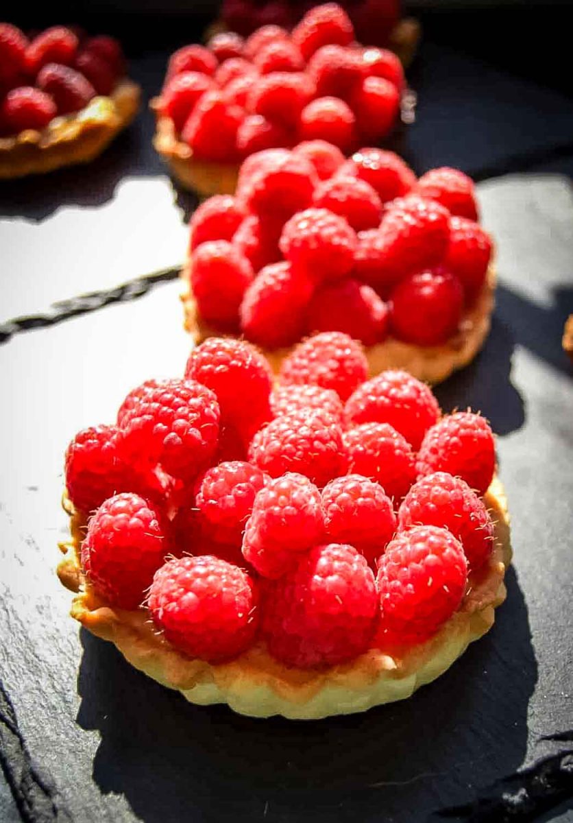 Himbeertörtchen mit Crème Pâtissière und Mürbeteigboden