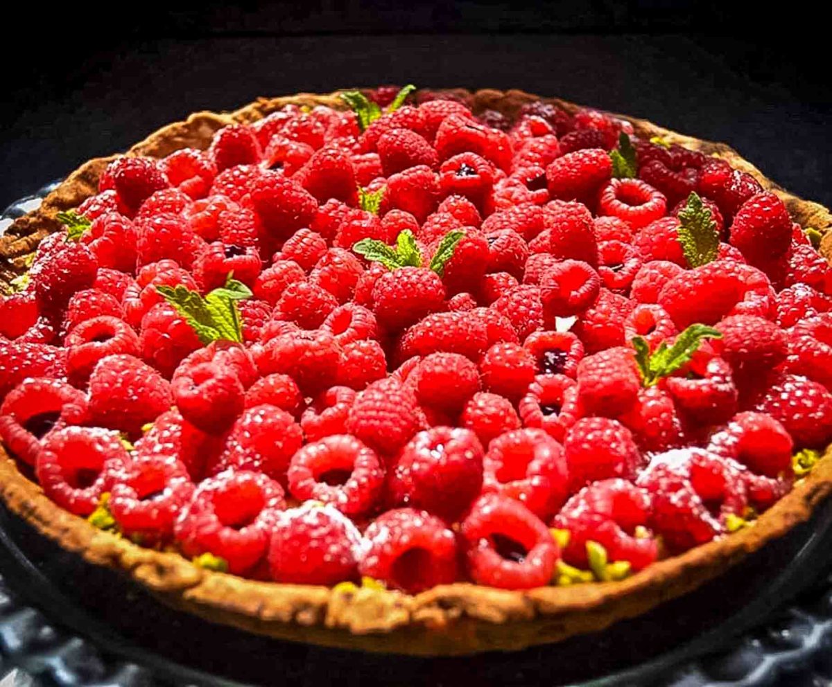 Himbeertarte mit Crème Pâtissière Mousseline und frischen Himbeeren