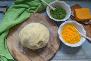 Hefeteig für Faltenbrot, Pesto und geriebener Käse zum füllen