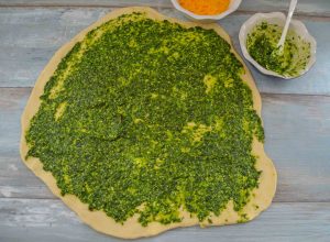 Zupfbrot Hefeteig mit Pesto bestreichen