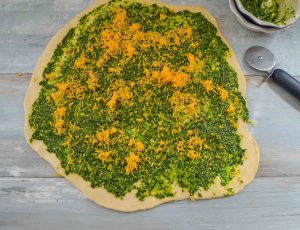 Hefeteig mit Pesto und geriebenem Käse