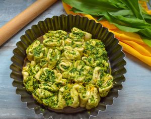 gefüllter Hefeteig mit Käse und Pesto