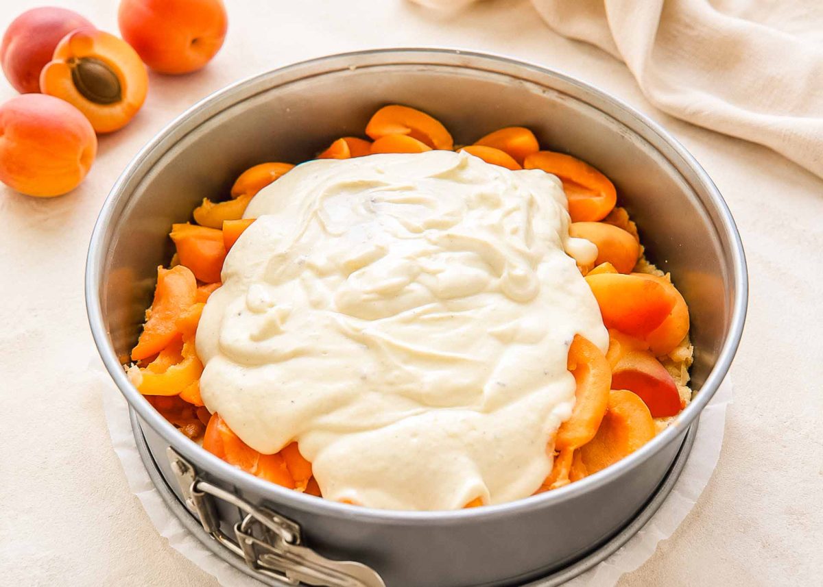 Quarkcreme auf die Aprikosenhälften streiche