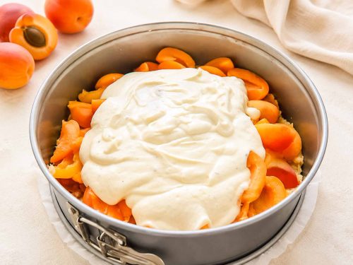 Quarkcreme auf die Aprikosenhälften streiche