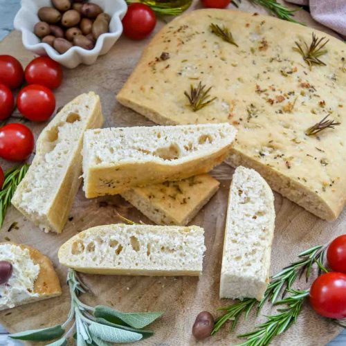 Focaccia, italienisches-Fladenbrot mit Rosmarin und Olivenöl