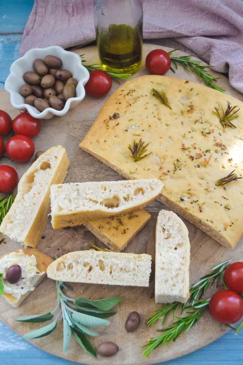 Focaccia, italienisches-Fladenbrot mit Rosmarin und Olivenöl