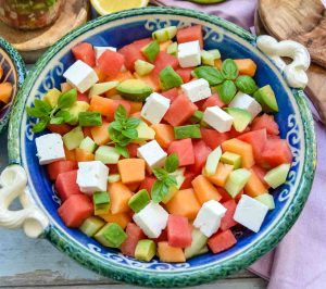 Sommerlicher Melonensalat mit Feta, Avocado, Gurke