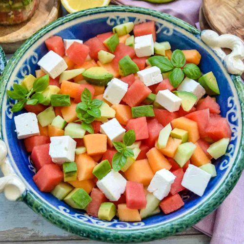 Sommerlicher Melonensalat mit Feta, Avocado, Gurke