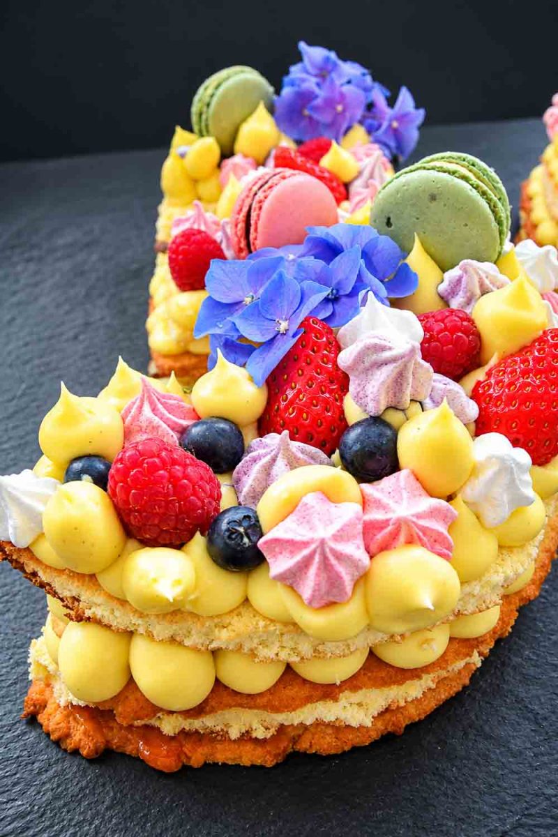 Zahlenkuchen mit Baisers , Früchten und Vanillecreme