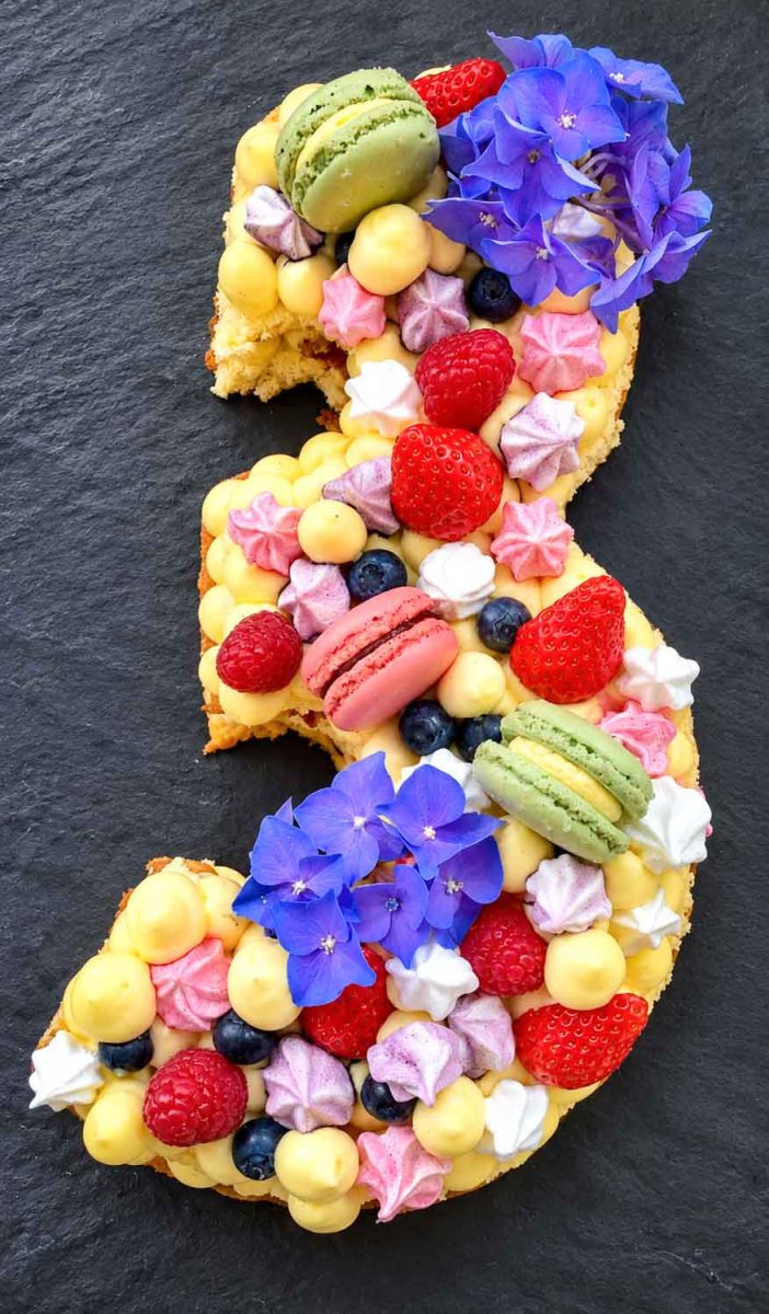 Zahlenkuchen mit Baisers , Früchten und Vanillecreme