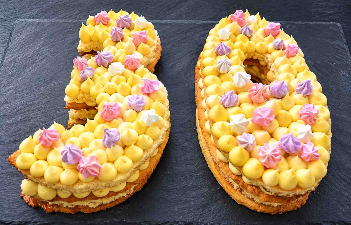 Zahlentorte Number Cake Geburtstagstorte mit Biskuit, Mürbeteig, Vanillecreme, dekoriert mit Baise