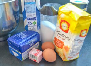 Zutaten Grundrezept Plunderteig, Mehl, Butter, Ei, Hefe, Zucker