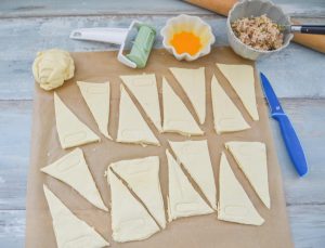 Croissants mit Schinken und Käse füllen