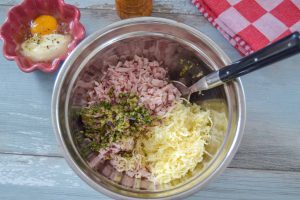 Füllung für Hörnchen, gekochter Schinken, Käse, Ei, Zwiebel und Petersilie