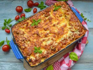 Lasagne geschichtet mit Bolognese und Bechermail Sauce