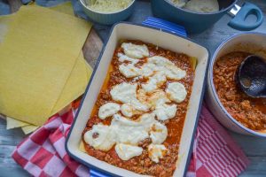 Lasagne schichten mit Béchamel, Lasagneblättern und Bolognese