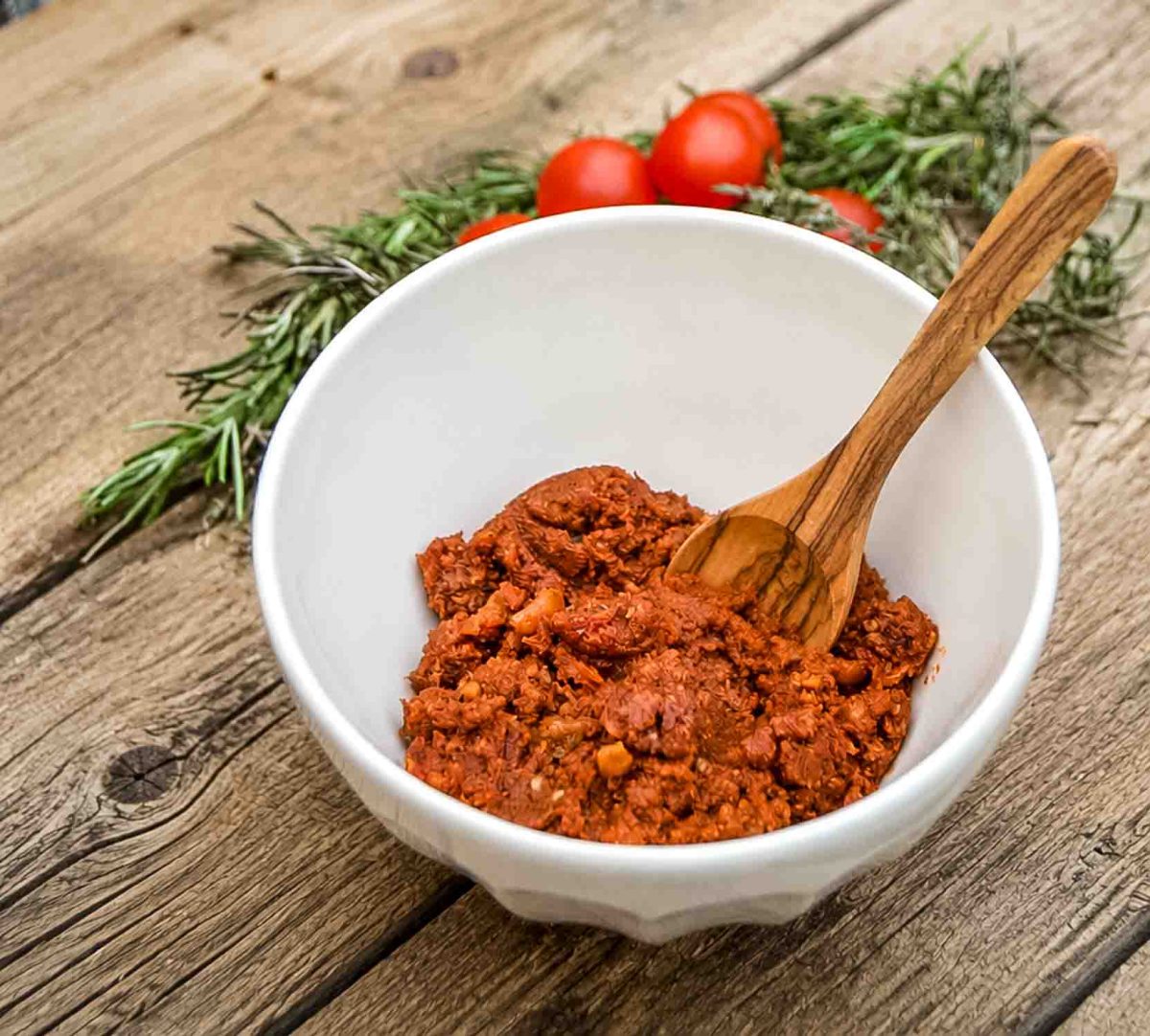 Tomaten Pesto mit getrockneten Tomaten, Pecanüssen, Kräutern und Parmesan 