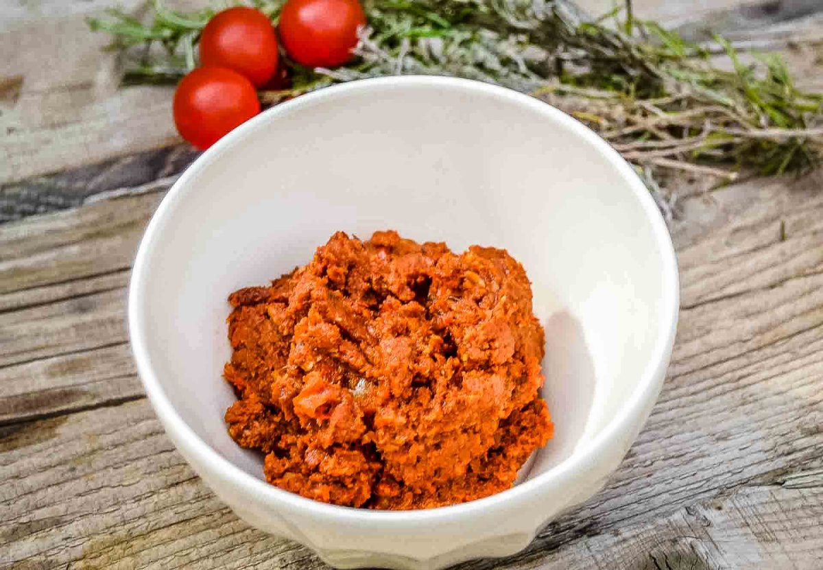 Tomaten Pesto mit getrockneten Tomaten, Pecanüssen, Kräutern und Parmesan
