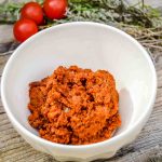 Tomaten Pesto mit getrockneten Tomaten, Pecanüssen, Kräutern und Parmesan