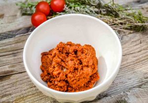 Tomaten Pesto mit getrockneten Tomaten, Pecanüssen, Kräutern und Parmesan