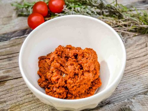 Tomaten Pesto mit getrockneten Tomaten, Pecanüssen, Kräutern und Parmesan