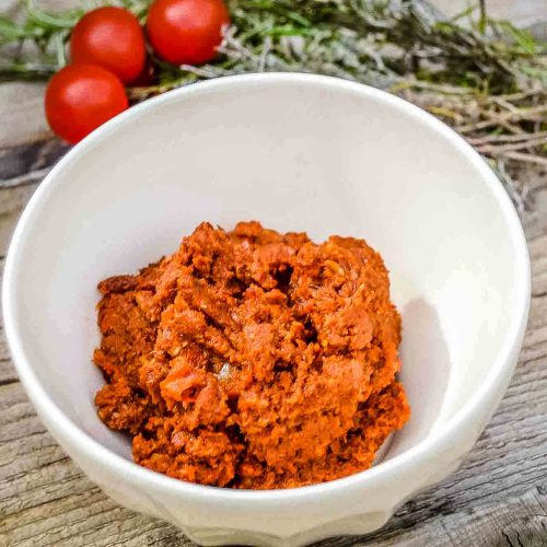 Tomaten Pesto mit getrockneten Tomaten, Pecanüssen, Kräutern und Parmesan