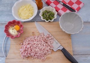Zutaten für gefüllte Croissant Schinken, Ei, Käse, Zwiebel, Petersilie,