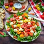 Tomate Mozzarella Salat mit Basilikum, Pesto und Rucola
