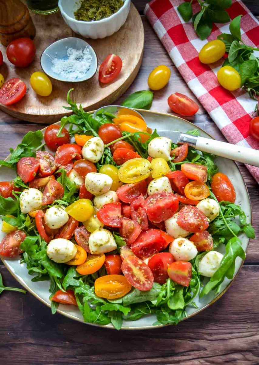 Tomate Mozzarella mit Basilikum und Rucola