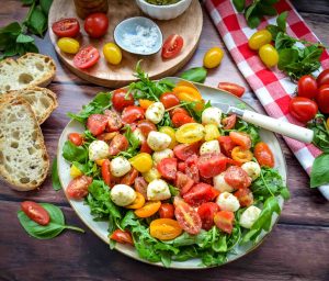 Tomate Mozzarella Salat mit Basilikum, Pesto und Rucola