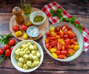 Mozzarella mit Basilikum-Pesto und Tomaten