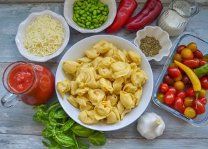 Zutaten Auflauf Tortellini, Paprika, Tomaten, Mozzarella, Basilikum