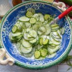 Gurkensalat mit Sahne wie von Oma in blauer Schüssel mit Löffel