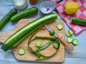 Salatgurke mit dem Sparschäler schälen