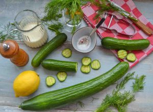 Zutaten Gurkensalat Rezept Schlangengurke, Zitrone, Salz, Sahne, Schmand, Öl und Dill