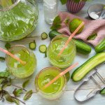 Mocktail mit Limette, Minze und Gurke