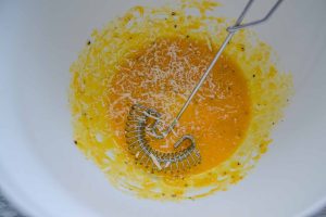 Eigelb, Pecorino, Pfeffer verrühren