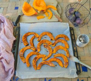 Kürbis mit Zimt, Honigmarinade bestreichen