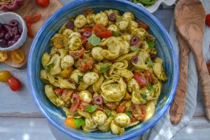 Tortellini Salat mit Basilikumpesto, Tomate, Oliven und Pinienkernen