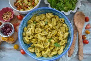 Tortellini mit Basilikumpesto Zutaten Salat mit Nudeln