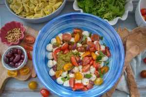 mini Mozzarella Kugeln, Cherrytomaten, Pesto und Basilikum. Zutaten Nudelsalat
