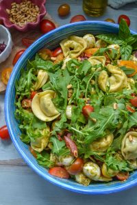 mediterraner Nudelsalat mit Tortellini, Rucola, Tomate und Mozzarella