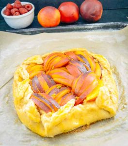 Mürbeteigboden mit Nektarinen Scheiben